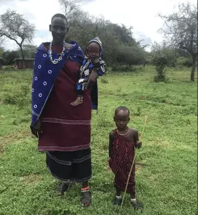 Naserian staat bij haar nieuw geopende winkel in Tanzania