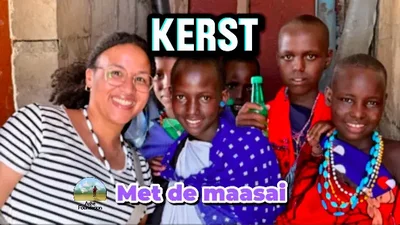 Maasai families delen een kerstmaaltijd