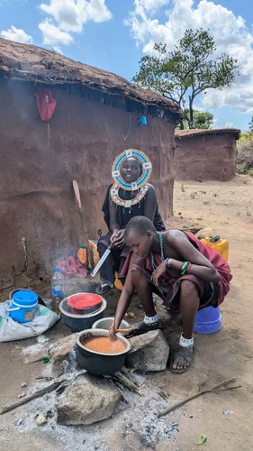 Twee Maasai vrouwen koken